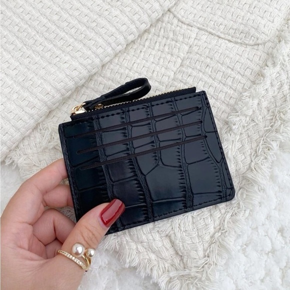 Handbags - ⚠️Clearance Black Alligator Print Zipper Cardholder / Wallet